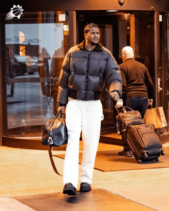 Kaiyun网页版-气质非凡！太阳官媒晒众球员赛前穿搭照：抵达亚特兰大